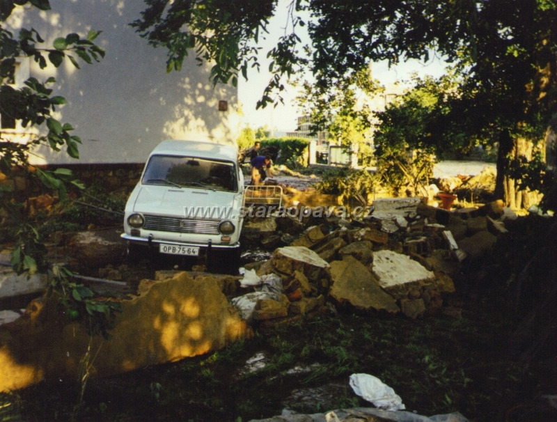 skody1997 (27).jpg - Povodně 1997, škody - sídliště Zeyerova